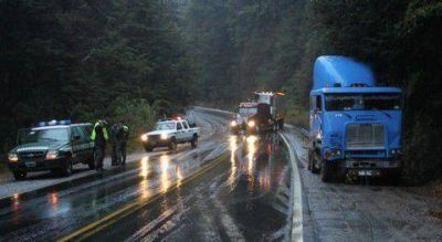 Un cami�n impact� contra un talud de piedra y derram� combustible en la ruta