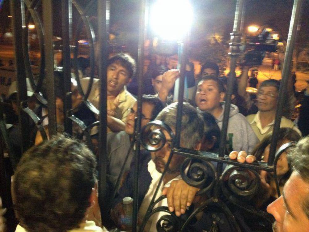 DOCENTES MANTUVIERON CAUTIVOS A DIPUTADOS