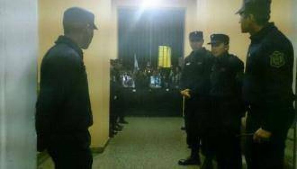 Docentes Autoconvocados bloquearon las puertas de la Legislatura