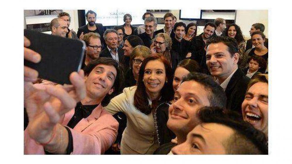 Una nueva selfie de Cristina Kirchner: ahora con artistas
