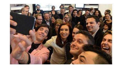 Una nueva selfie de Cristina Kirchner: ahora con artistas