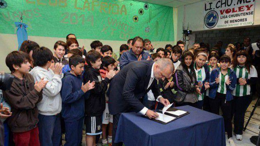 El Gobernador firm� convenios por m�s de $ 1 mill�n para la construcci�n de infraestructura deportiva en Comodoro Rivadavia