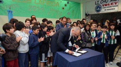 El Gobernador firm� convenios por m�s de $ 1 mill�n para la construcci�n de infraestructura deportiva en Comodoro Rivadavia