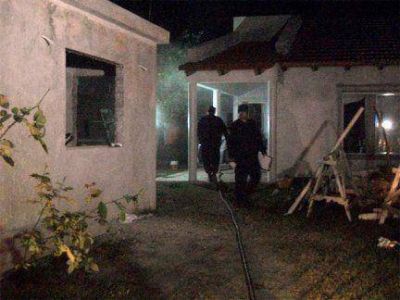 Una mujer y un polic�a fueron hospitalizados tras el incendio de una vivienda