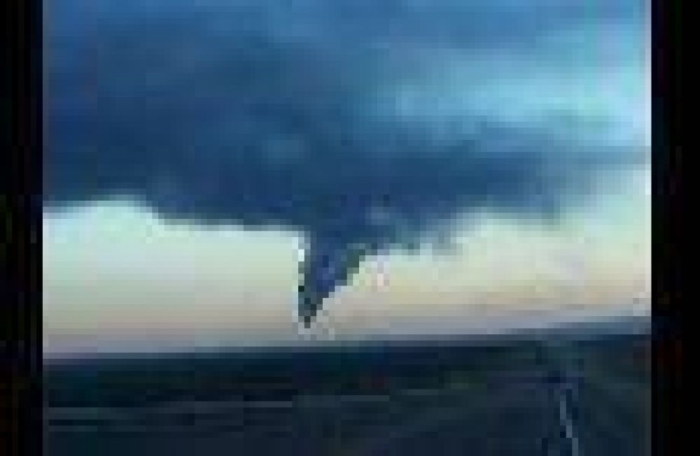 Preocupaci�n por una gran nube de humo sobre la Destiler�a de Luj�n