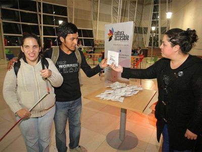 Comenz� el ciclo de cine para personas no videntes en el Le Parc