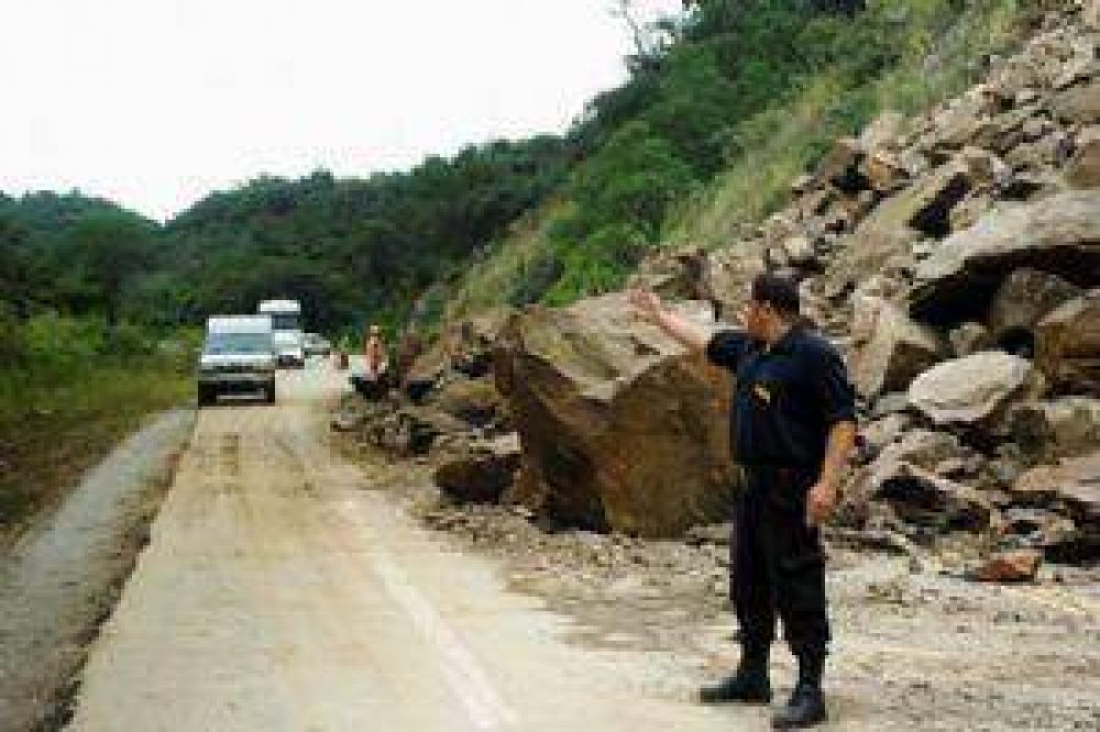 Se salvaron de milagro, pero el auto qued� destruido