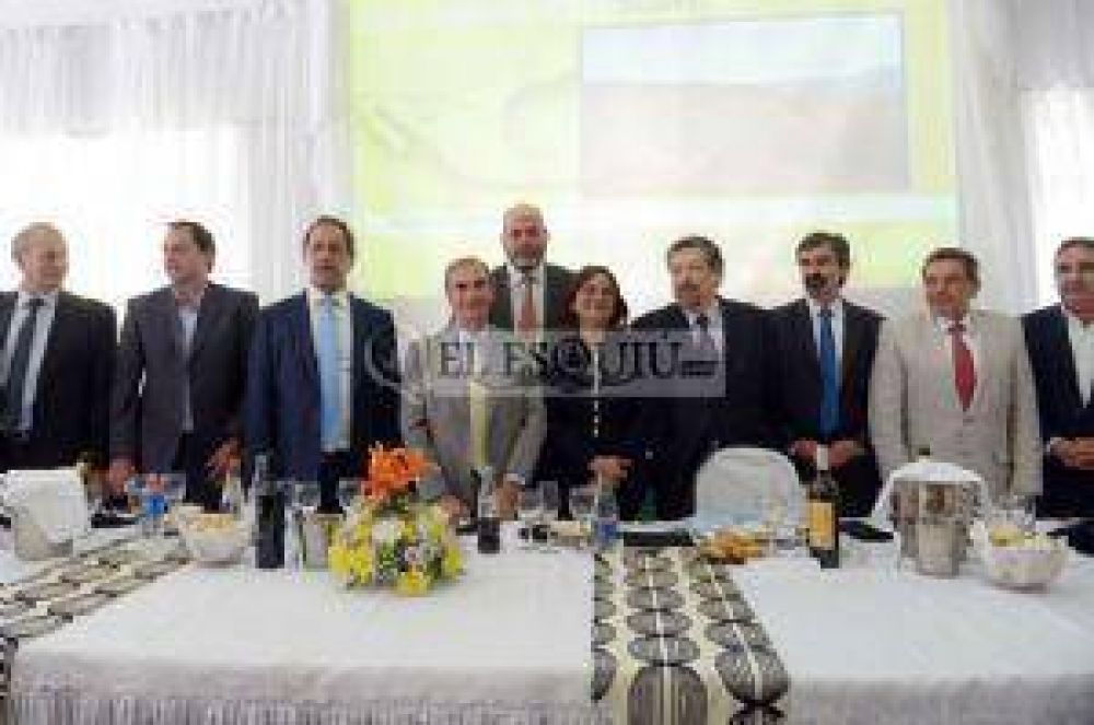 Mayoral anunci� un acuerdo con Chile y Bolivia para trabajar el litio