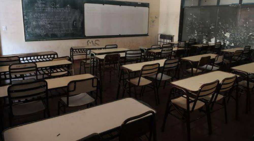 Agredieron a una preceptora y los docentes toman el colegio
