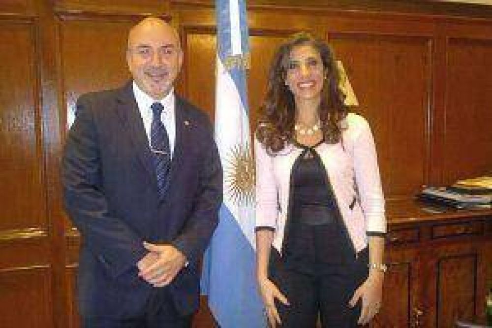 La mandataria provincial recibi� al titular del Colegio de Escribanos