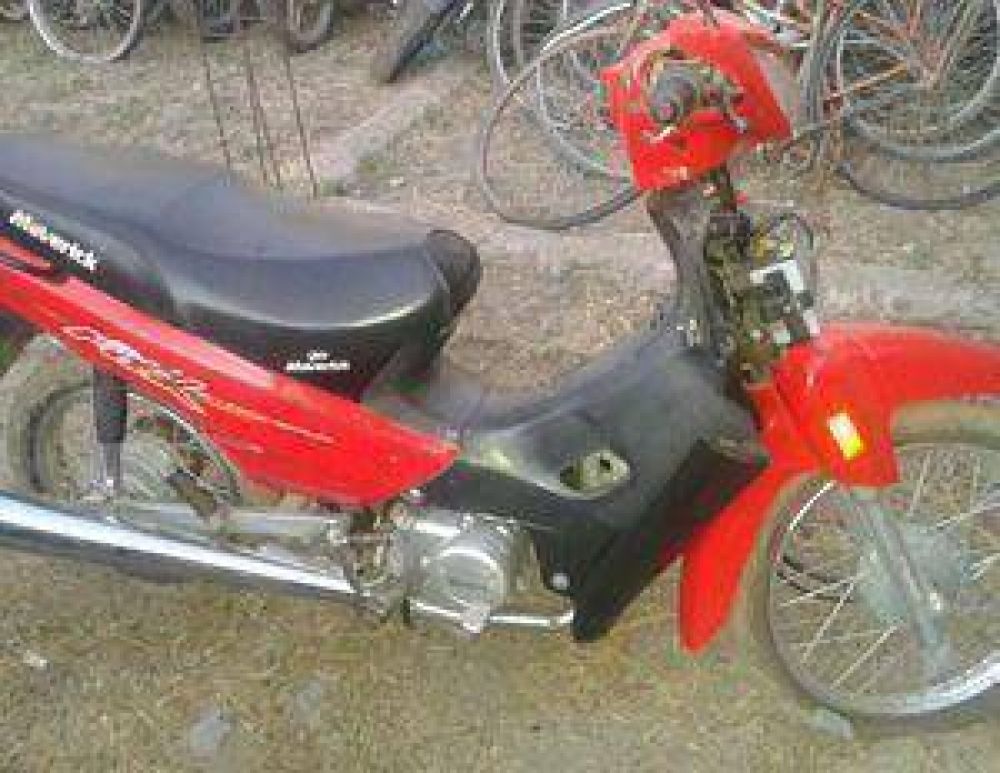 En J�chal roban una moto y la dejan abandonada