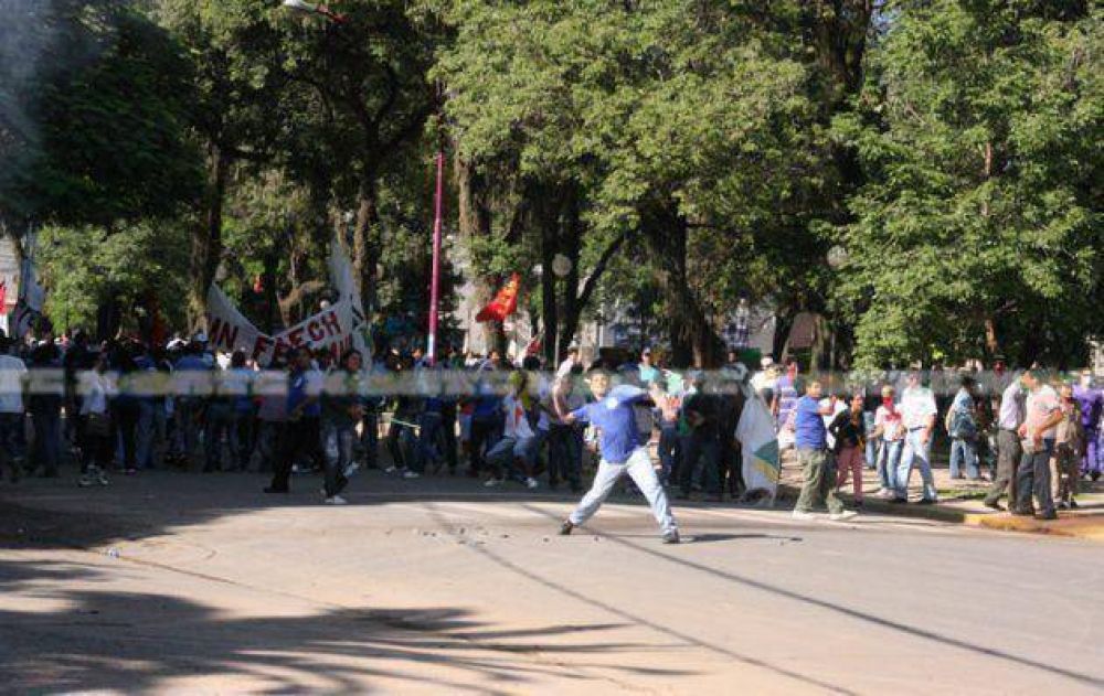 La movilizaci�n de estatales y desocupados acab� con un violento desalojo policial