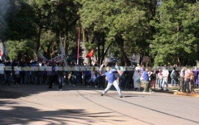 La movilizaci�n de estatales y desocupados acab� con un violento desalojo policial