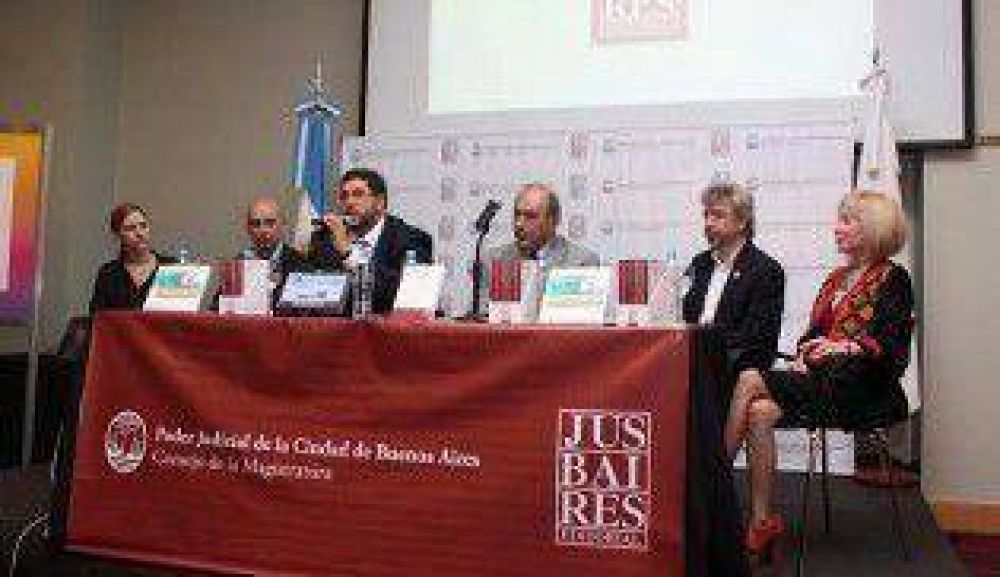 Olmos y Zaffaroni presentaron la editorial del Poder Judial porte�o