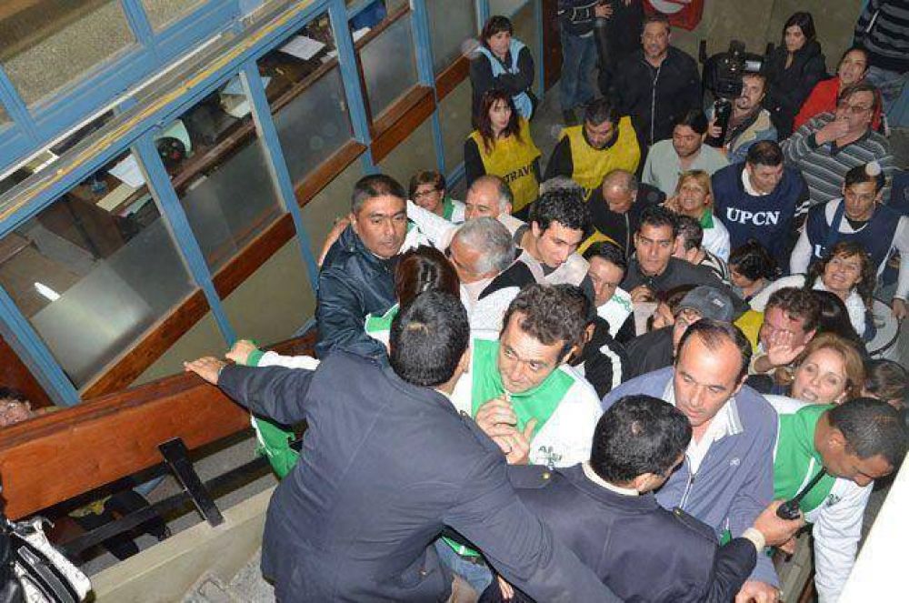 La Intersindical y UTELPa hicieron sentir su reclamo en la Legislatura y en Casa de Gobierno