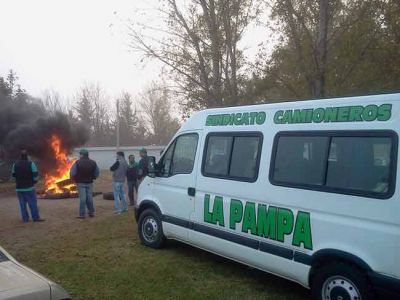 Camioneros bloquearon las puertas de la firma Nabadi