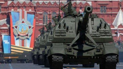 Ante su ej�rcito reunido en la Plaza Roja, Putin elogia 