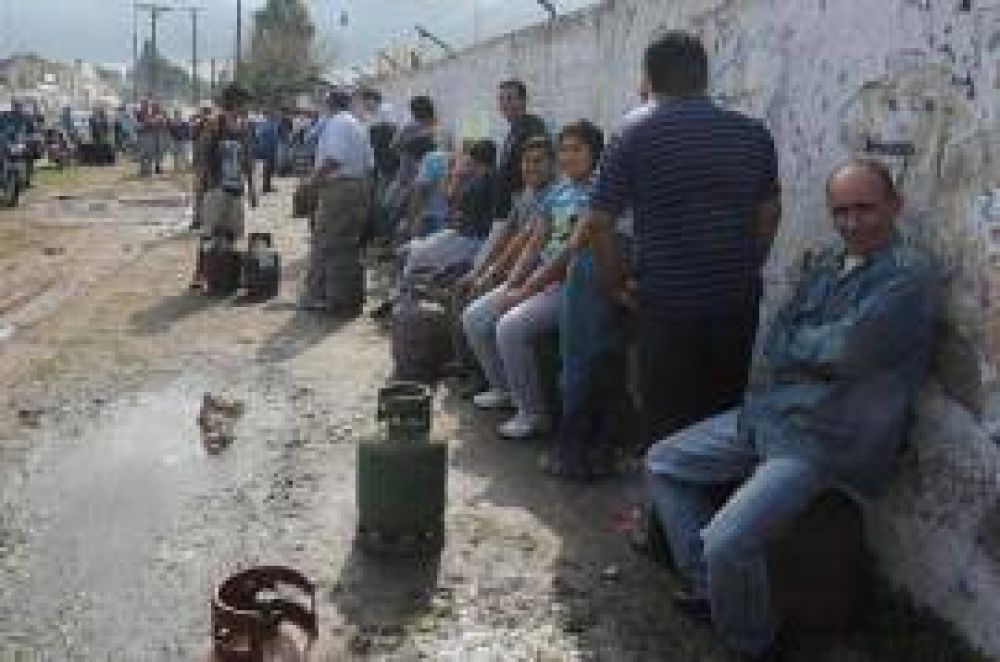 Cupos, especulaci�n y temor a que con el fr�o escasee la garrafa social