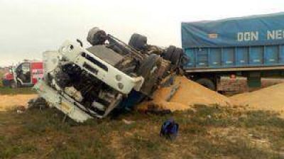 Un camionero tucumano muri� en un choque frontal