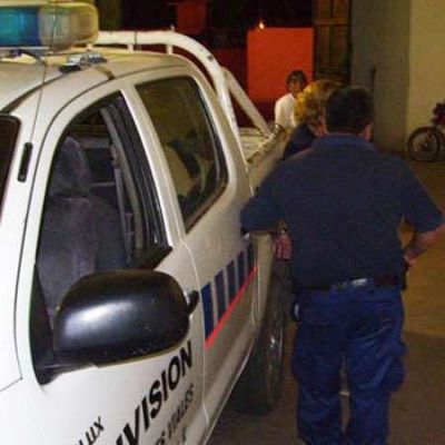 Ins�lito: Un polic�a le avis� que le estaba robando la moto
