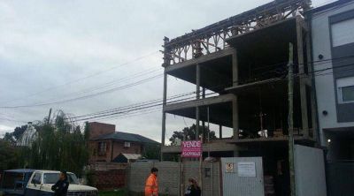Se cay� un obrero de un segundo piso en Mallea al 1000: est� grave