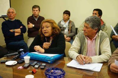 Dan continuidad al operativo solidario de entrega de leche en los barrios