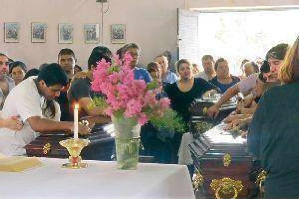 Profundo dolor en el �ltimo adi�s a las v�ctimas del accidente