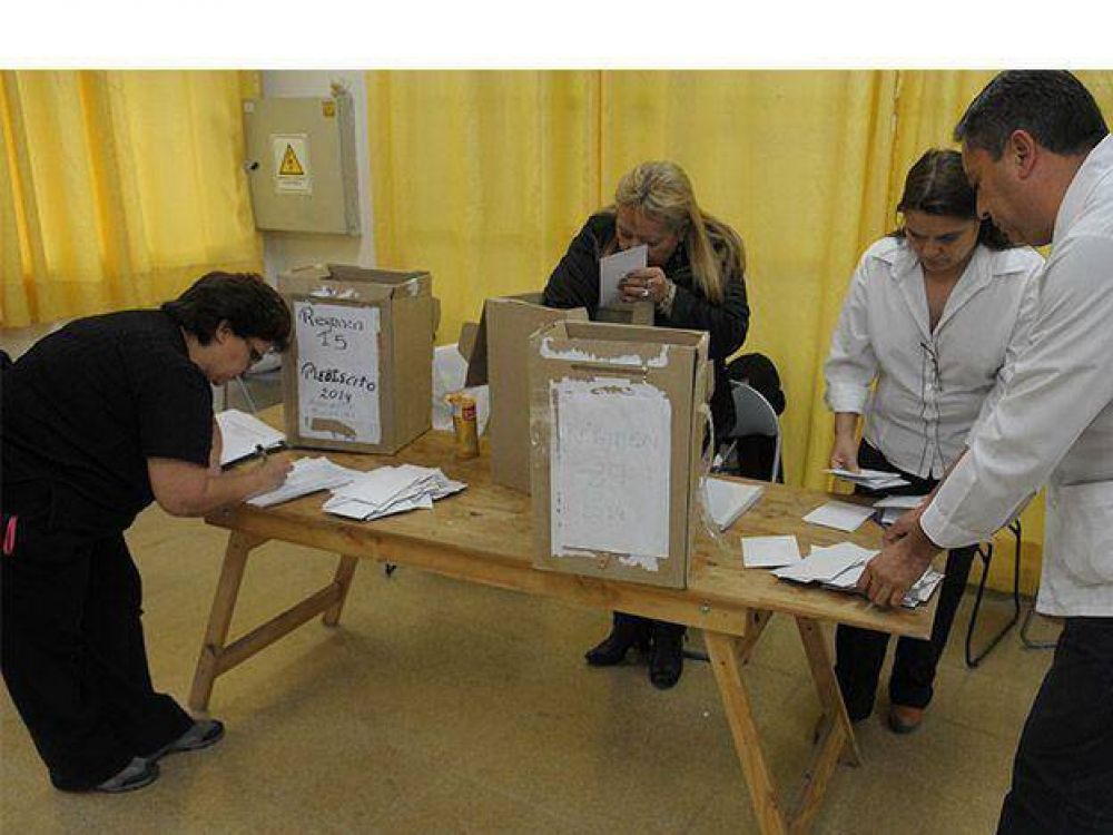 Los trabajadores aceptaron la oferta del 34,5% y se termin� el paro de la salud que alcanz� los 18 d�as