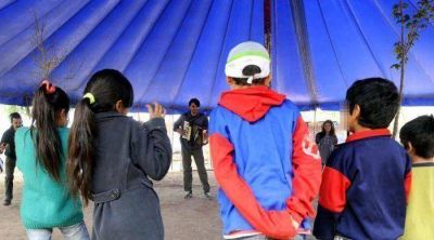 Entre risas y gritos, chicos del Oeste aprenden juegos de circo