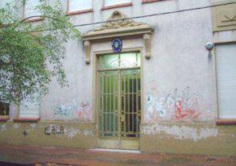 Otro caso de violencia en la puerta de una escuela
