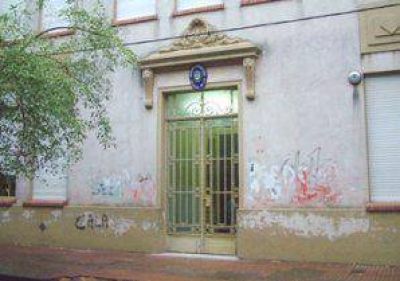 Otro caso de violencia en la puerta de una escuela