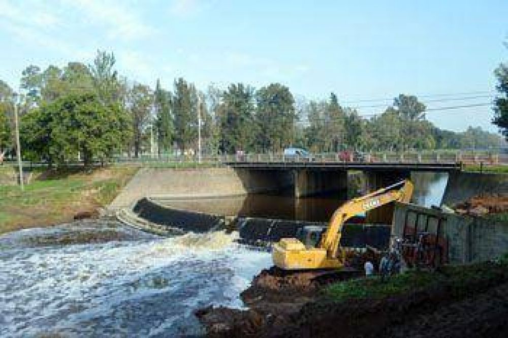 Muro de contenci�n en el puente de avenida Rocha