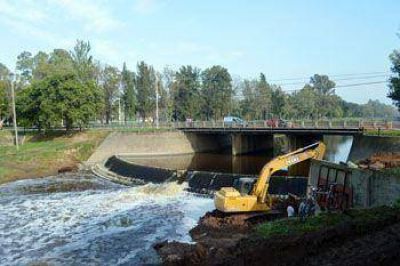 Muro de contenci�n en el puente de avenida Rocha