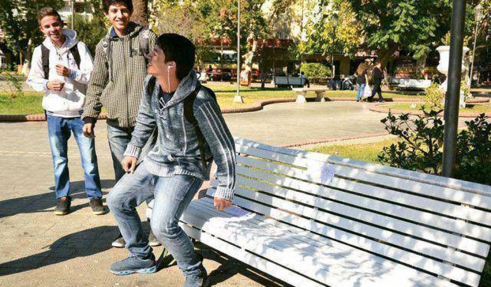 Pintan los bancos de la Plaza 25� y un poquito m�s