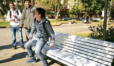 Pintan los bancos de la Plaza 25� y un poquito m�s