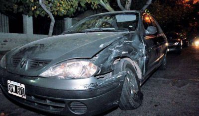 Choque: un auto casi cae al anillo de la Circunvalaci�n