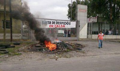 Tras m�s de 60 despidos, obreros de Calsa piden ser reincorporados