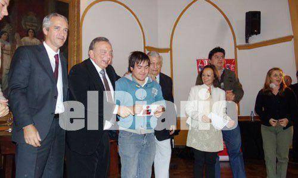 En la presentaci�n del boleto universitario, la tarjeta de descuentos se llev� las miradas