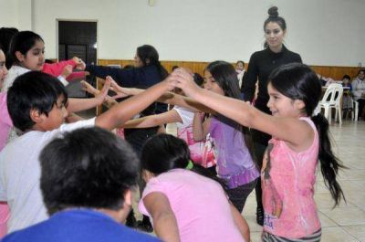 Contin�an con gran �xito los talleres de Folklore en el barrio Cabo Pe�a