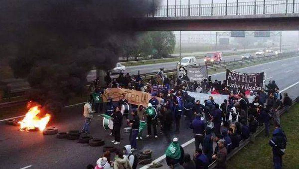 Trabajadores de Gestamp realizaron un piquete sobre la autopista Panamericana
