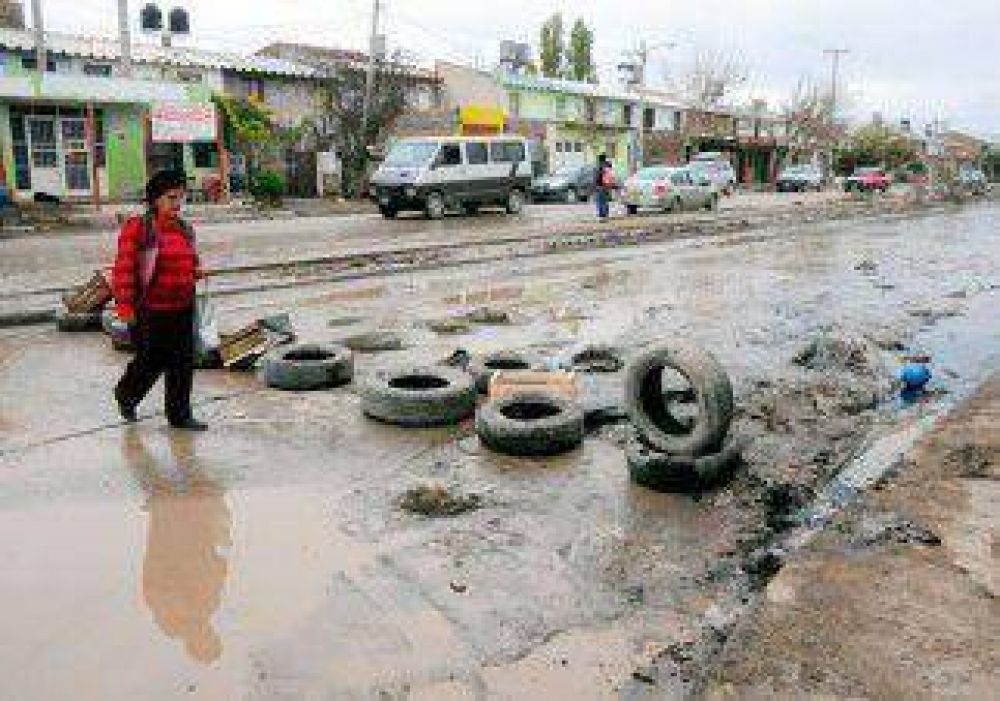 Cansados de los derrames cloacales, cortaron la calle en el San Lorenzo 