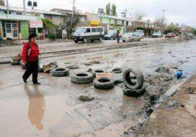 Cansados de los derrames cloacales, cortaron la calle en el San Lorenzo 
