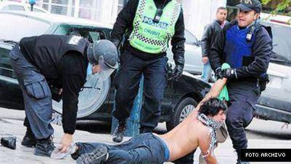 Crece el esc�ndalo por nuevos casos de brutalidad policial en Trelew
