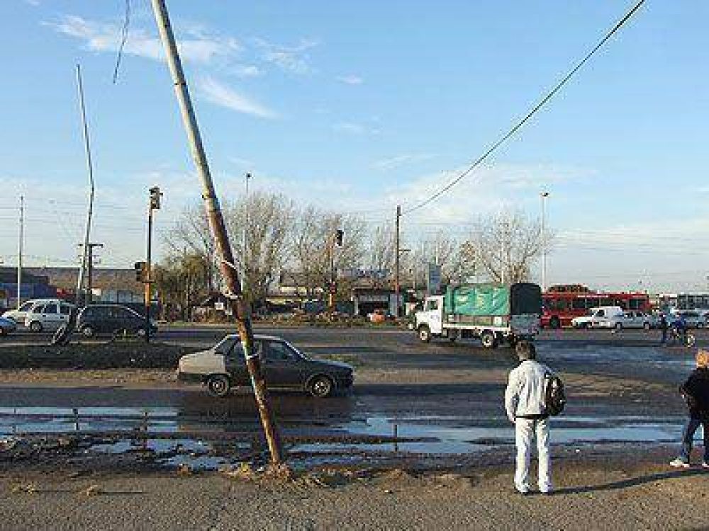  ECHEVERR�A | RECLAMO    Preocupa un poste de luz a punto de caerse sobre Camino de Cintura