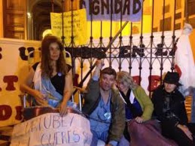 Docentes encadenados en la catedral levantaron la medida