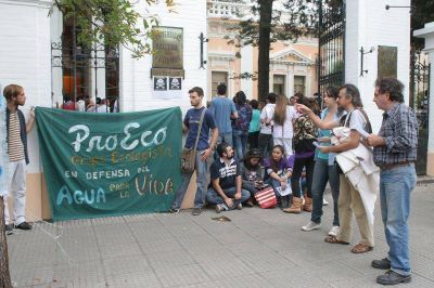 �En Andalgal� 8 de cada 10 personas mueren de c�ncer por culpa de la megaminer�a�