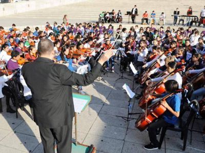 Las orquestas barriales de chicos grabaron un video en el Monumento a la Bandera