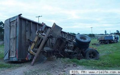 Volc� un cami�n que habr�a tenido problemas con los frenos