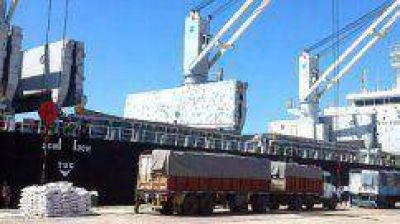 Concluy� la carga de arroz en el puerto