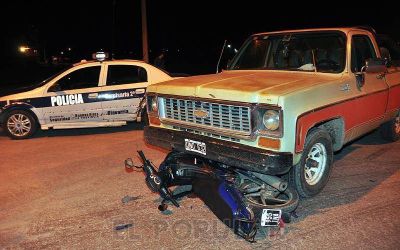 Motociclista herida al chocar con una camioneta